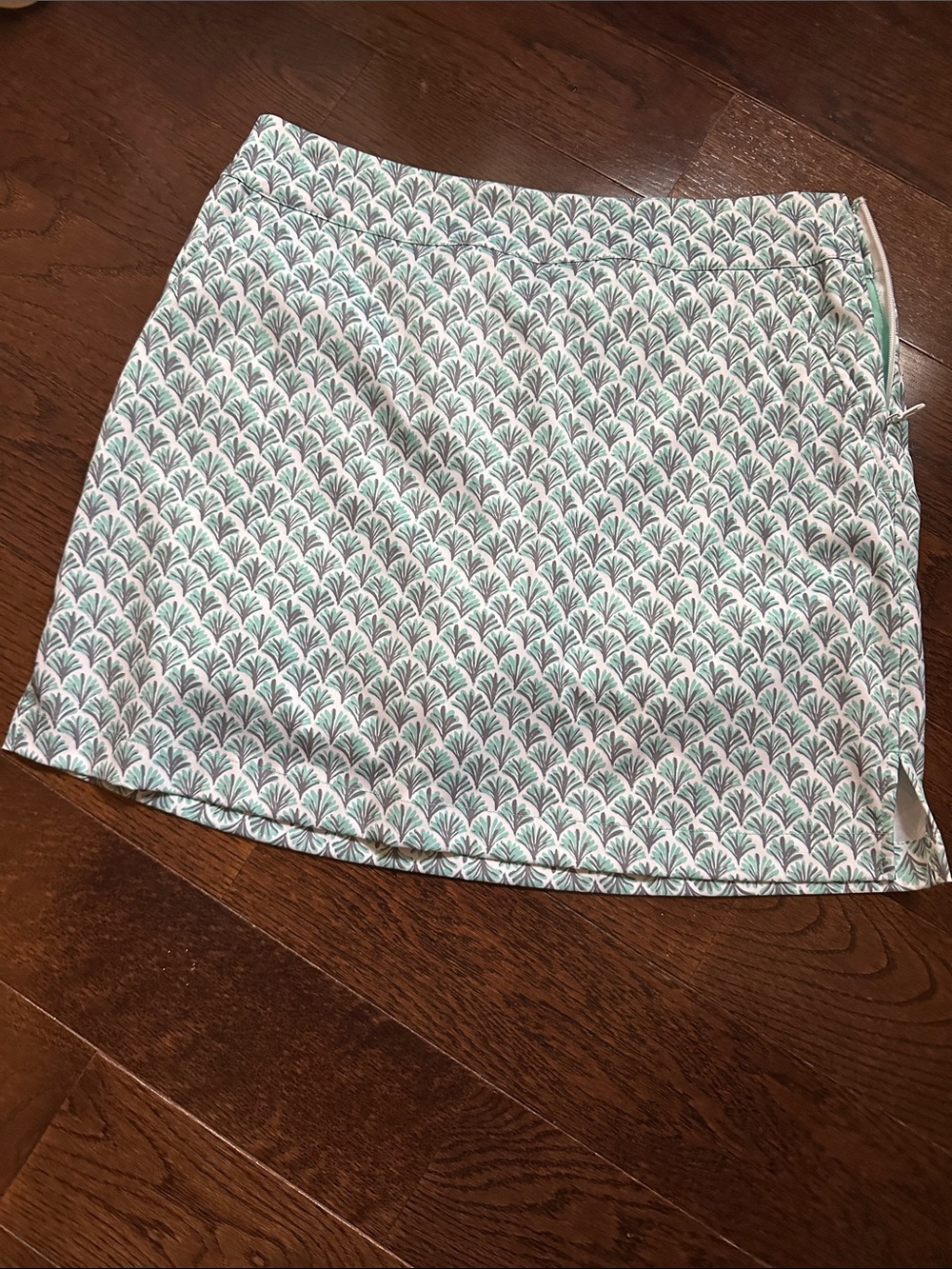Vineyard Vines White Mini Skirt with Green Fan Print